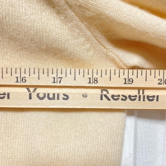 LORD & TAYLOR VINTAGE Cream 100% Cashmere Cardigan- Size Medium - Picture 3 of 11